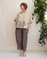 Pantalone alla caviglia con tasche asimmetriche e elastico in vita in lino marrone a righe