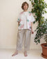 Pantalone alla caviglia con tasche asimmetriche e elastico in vita in cotone color corda