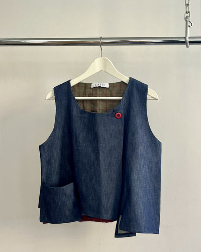 Gilet asimmetrico con tasca color jeans
