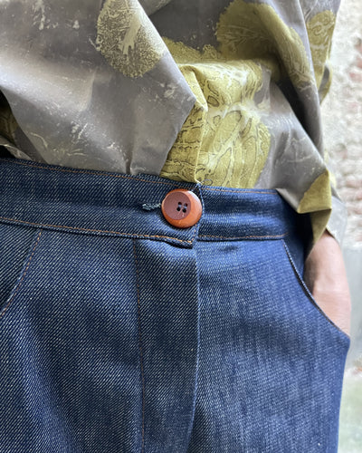 Pantalone largo denim dettaglio della vita