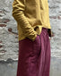 Pantalone in viscosa colore amaranto dettaglio vita e tasca