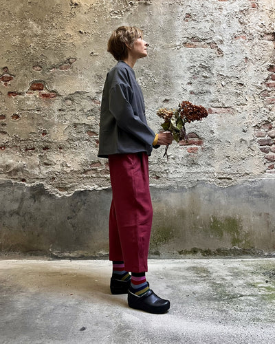 Pantalone in viscosa colore amaranto profilo