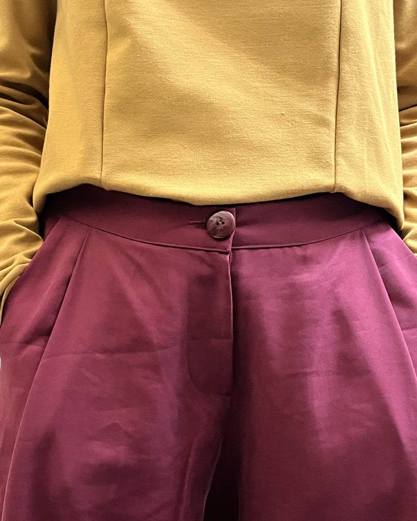 Pantalone in viscosa colore amaranto dettaglio abbottonatura