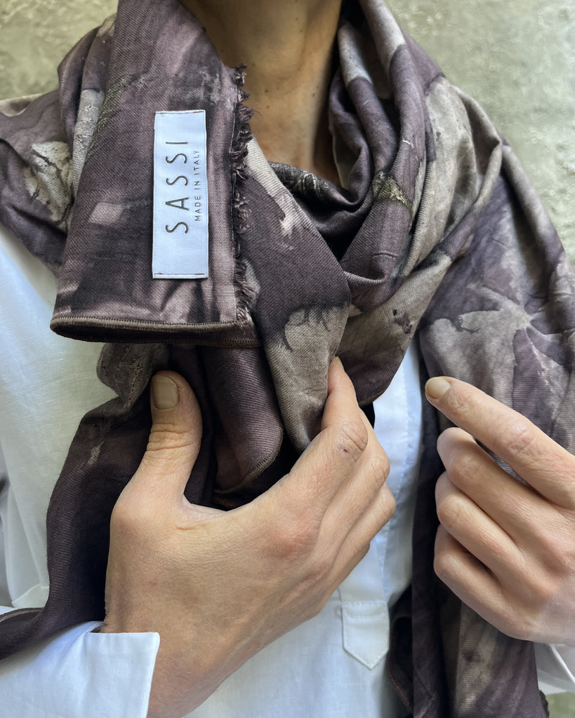 Stola stampata con le foglie sfondo viola