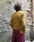 T-shirt manica lunga asimmetrica colore senape dettaglio dietro